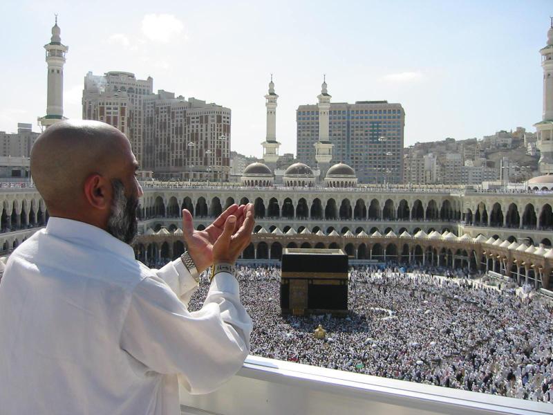 pilgrim-at-mosque-wp-cc-Ali-Mansuri.jpg