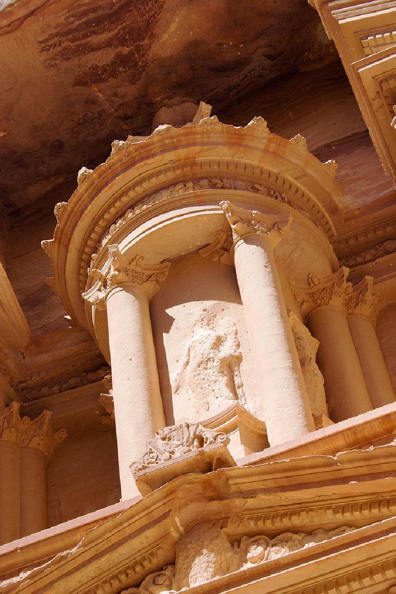treasury-urn-cc-cybjorg.jpg