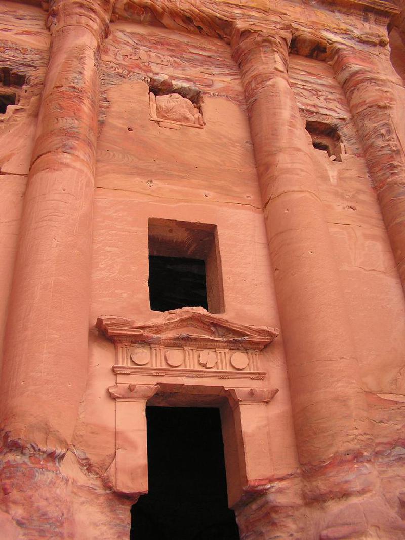 urn-tomb-close-cc-Aaron-Wenner.jpg
